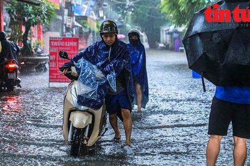 Hà Nội: Mưa lớn kéo dài gây ngập sâu, người dân chật vật đi lại