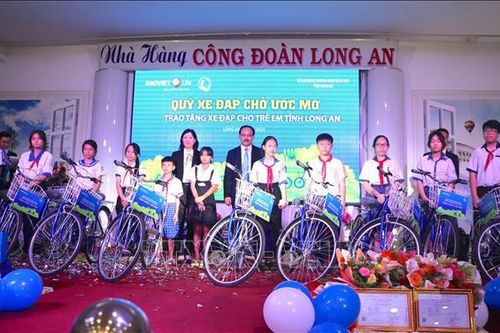 Tặng xe đạp cho trẻ em ở Long An có hoàn cảnh khó khăn