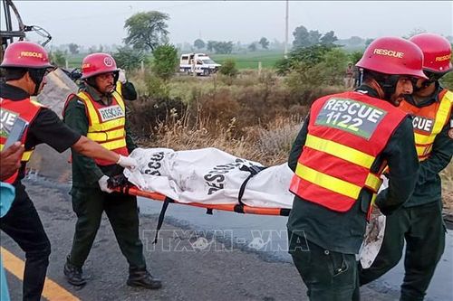 Xe khách va chạm xe chở xăng tại Pakistan làm 20 người bị chết cháy