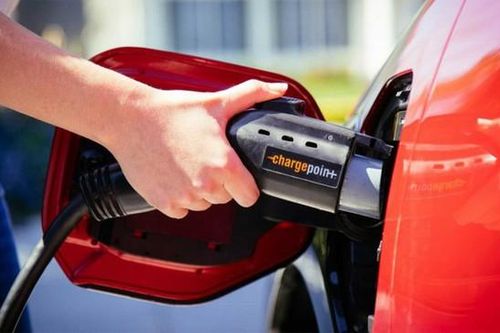 Nghiên cứu chỉ ra sạc xe điện tốn kém hơn xe động cơ đốt trong