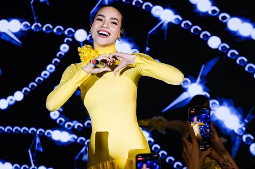 Diện váy ngắn nhảy tưng bừng, Hồ Ngọc Hà xử lý khéo léo tránh hớ hênh