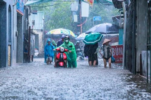 Đường phố Hà Nội biến thành 'sông', người dân bì bõm lội nước