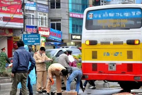 Hà Nội: Cụ bà ngã tử vong khi bước xuống từ xe bus
