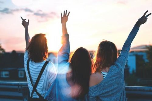 Đánh đổi tình bạn thân lấy… tiền