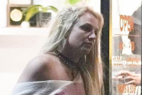 Britney Spears bơ phờ, lần đầu xuất hiện trên phố giữa đêm sau ly hôn