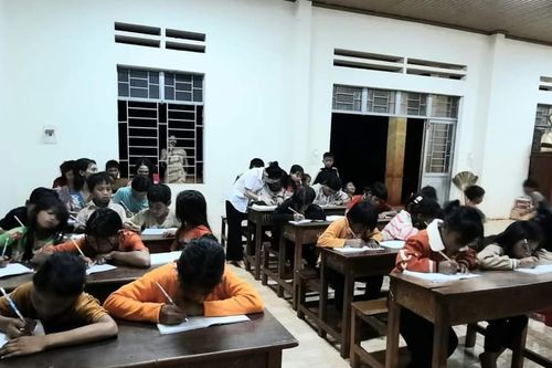 Chư Pưh xóa mù chữ cho 384 người dân tộc thiểu số
