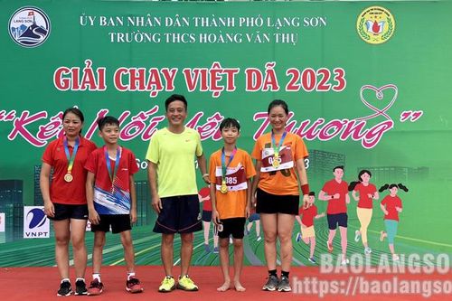 Hơn 500 vận động viên tham gia giải chạy Việt dã 'Kết nối yêu thương'