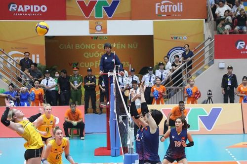 Khán giả hào hứng với ngày thi đấu đầu tiên tại Giải Bóng chuyền nữ quốc tế VTV Cup Ferroli 2023