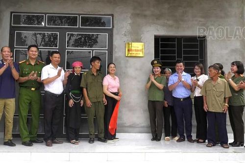Trao tặng nhà Đại đoàn kết cho gia đình an ninh viên có hoàn cảnh khó khăn