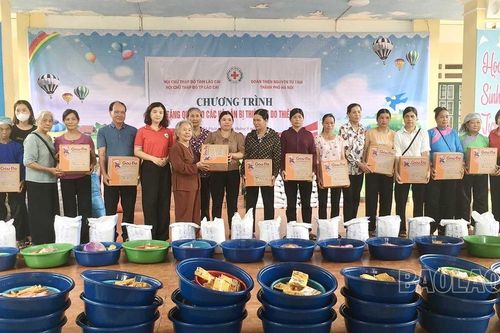 Tặng quà cho các hộ dân xã Tả Phời bị thiệt hại do thiên tai
