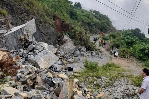 Xã Tả Gia Khâu (Mường Khương): Khoảng 6.000 mét khối đất, đá sạt lở trên Quốc lộ 4D
