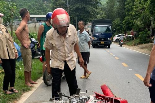 Va chạm 2 xe mô tô, 4 người nhập viện