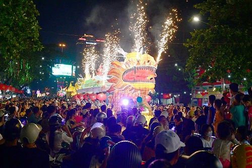 Hàng nghìn người dân và du khách đổ về xem rước đèn Trung thu