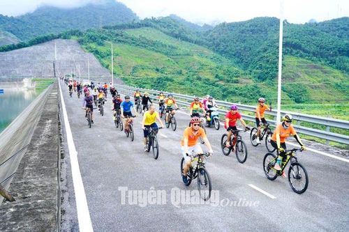Hơn 370 vận động viên tham gia Giải đua xe đạp địa hình huyện Na Hang mở rộng năm 2023