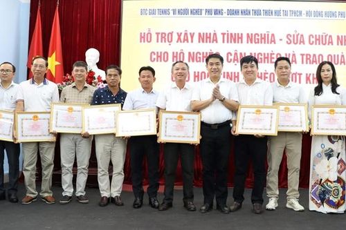 Gần 700 triệu đồng cho người nghèo, học sinh có hoàn cảnh khó khăn