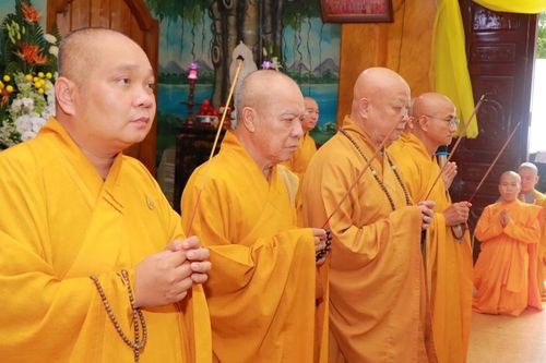 Chư tôn đức Ban Trị sự Phật giáo TP.HCM viếng tang Ni trưởng Thích nữ Tịnh Giới