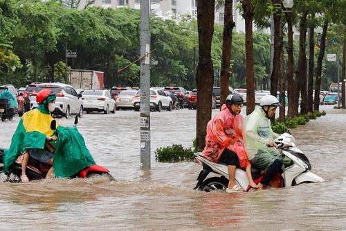 Đường phố Hà Nội 'chìm' trong nước