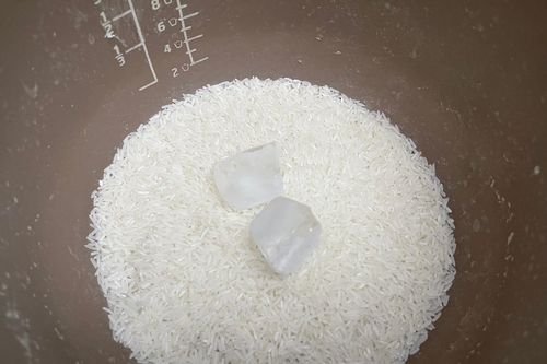 Lợi ích của việc bỏ đá lạnh vào nồi cơm