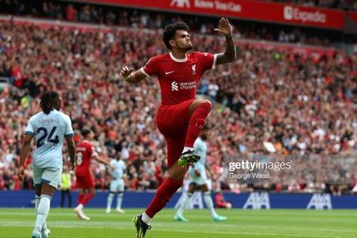 Liverpool thắng ngược trong thế thiếu người