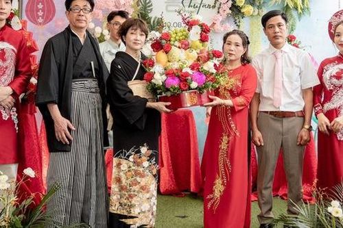 Bố mẹ chồng Nhật tạo bất ngờ trong đám cưới khiến con dâu Việt xúc động, thu hút 2,4 triệu lượt xem