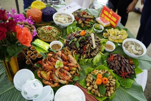 Chiêm ngưỡng loạt mâm cỗ đẹp như tranh với loạt đặc sản Na Hang khiến ai nhìn cũng mê tít