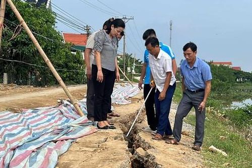 Xuất hiện vết nứt lớn trên đê sông Càn, người dân thấp thỏm lo vỡ đê
