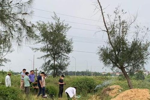 Phát hiện nam thanh niên tử vong bên đường
