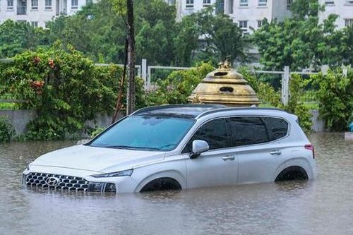 Sau cơn mưa, nhiều ô tô 'ngâm mình' trong nước