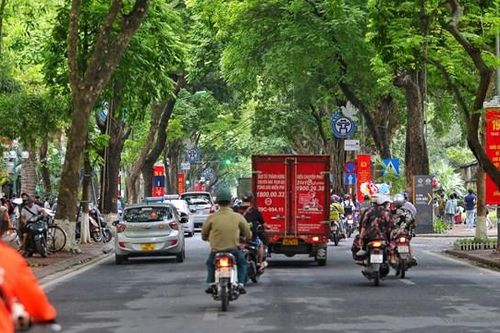 Hà Nội: Người dân đổ về phố Phan Đình Phùng chụp ảnh mùa Thu