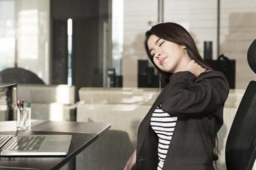 4 bài tập vai giúp giảm mỏi vai gáy dành cho dân văn phòng