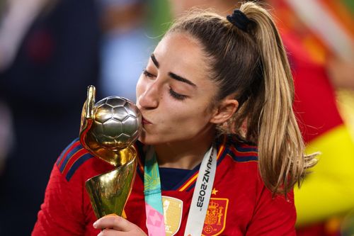 Người hùng của Tây Ban Nha biết tin bố mất sau khi vô địch World Cup