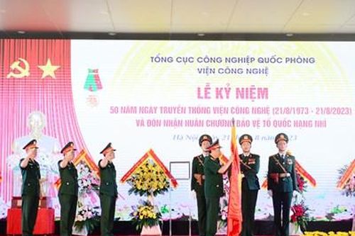 Viện Công nghệ đón nhận Huân chương Bảo vệ Tổ quốc hạng Nhì