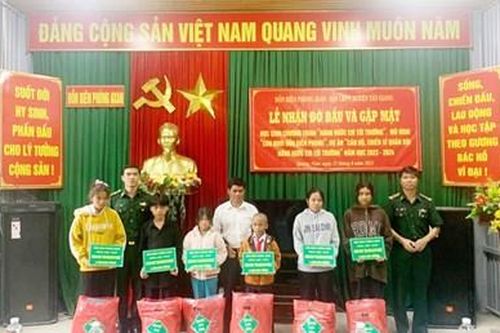 Đồn Biên phòng Axan nhận đỡ đầu, tặng quà học sinh có hoàn cảnh đặc biệt khó khăn