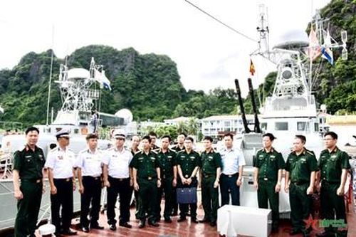 Đoàn đại biểu dự hội nghị thông tin, tuyên truyền về biển, đảo thăm Lữ đoàn 170