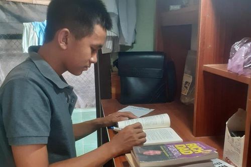 Chông chênh đường đến giảng đường của nam sinh nhà nghèo học giỏi