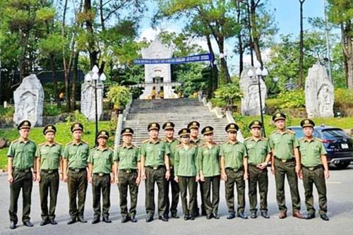 Lực lượng Quản lý xuất nhập cảnh Công an thành phố Đà Nẵng về nguồn tại Quảng Trị