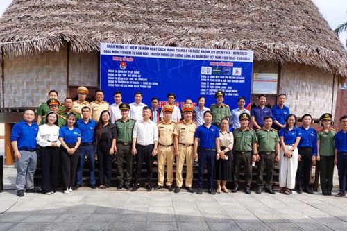 Đoàn Thanh niên Công an Đà Nẵng hỗ trợ bà con Cơ Tu xây dựng nông thôn mới