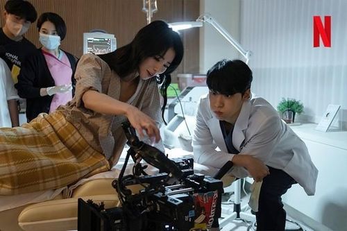 Không phải Lim Ji Yeon, đây mới là người 'sánh đôi' nhận 'tin vui' cùng Lee Do Hyun