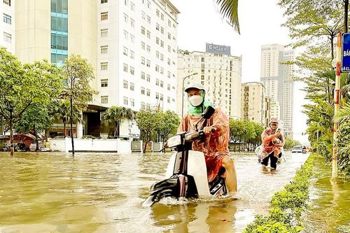 Nhiều nơi ở Hà Nội bị ngập do mưa lớn
