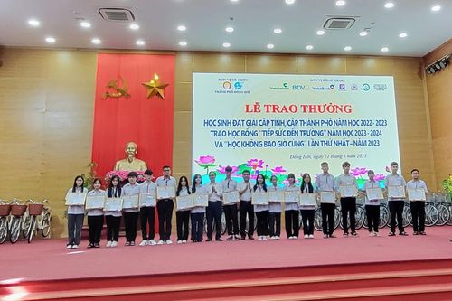Trao học bổng 'tiếp sức đến trường' và 'học không bao giờ cùng'