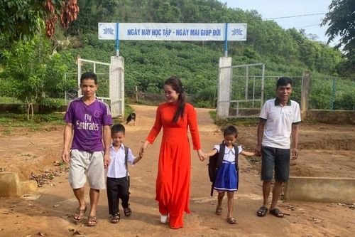 Học sinh lớp 1 vùng cao Quảng Trị hân hoan trong ngày tựu trường