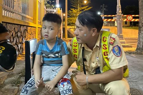CSGT Thừa Thiên - Huế hỗ trợ cháu bé đi lạc về với gia đình