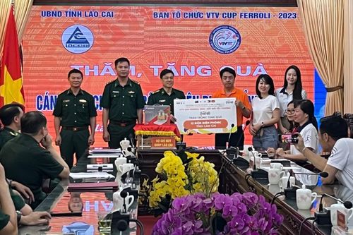 Ban tổ chức Giải bóng chuyền nữ quốc tế năm 2023 tặng quà BĐBP tỉnh Lào Cai