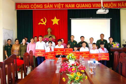 BĐBP Tiền Giang: Trao học bổng 'Nâng bước em tới trường - Con nuôi đồn Biên phòng' năm học 2023-2024