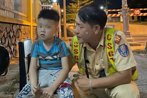 Cảnh sát Thừa Thiên Huế tìm người thân cho bé trai đi lạc trong đêm