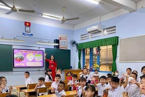 Sáng nay, học sinh lớp 1 ở TPHCM bắt đầu tựu trường