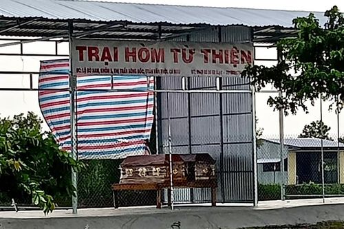 Mang quan tài vào công trình xây trái phép rồi treo bảng 'trại hòm từ thiện'