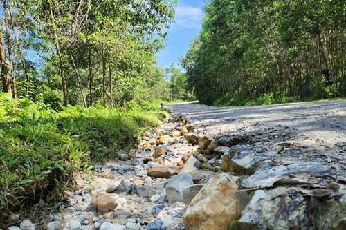 'Con đường đau khổ' chi chít ổ voi, ổ gà ở thủ phủ khoáng sản của Nghệ An