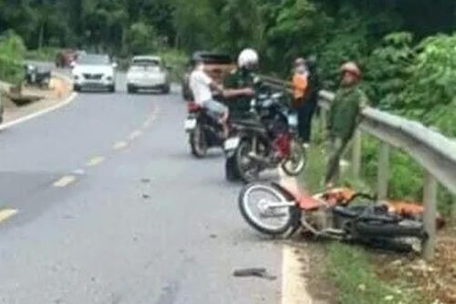Hai xe máy va chạm, 4 người bị thương