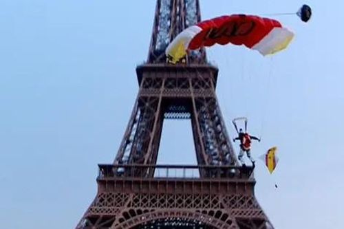 Du khách nhảy dù từ đỉnh tháp Eiffel đối mặt án hình sự
